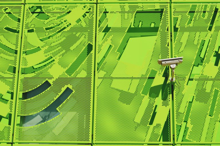 Jak unikać oszustw: porady i strategie 1 Photo Security camera