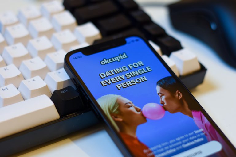 Randki online dla ekstrawertyków: Jak znaleźć miłość w sieci 1 Photo Dating app