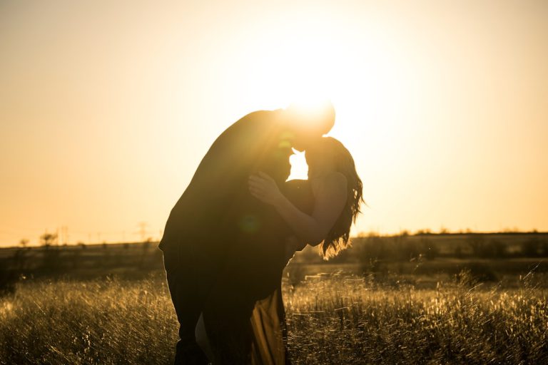 Photo Couple embracing