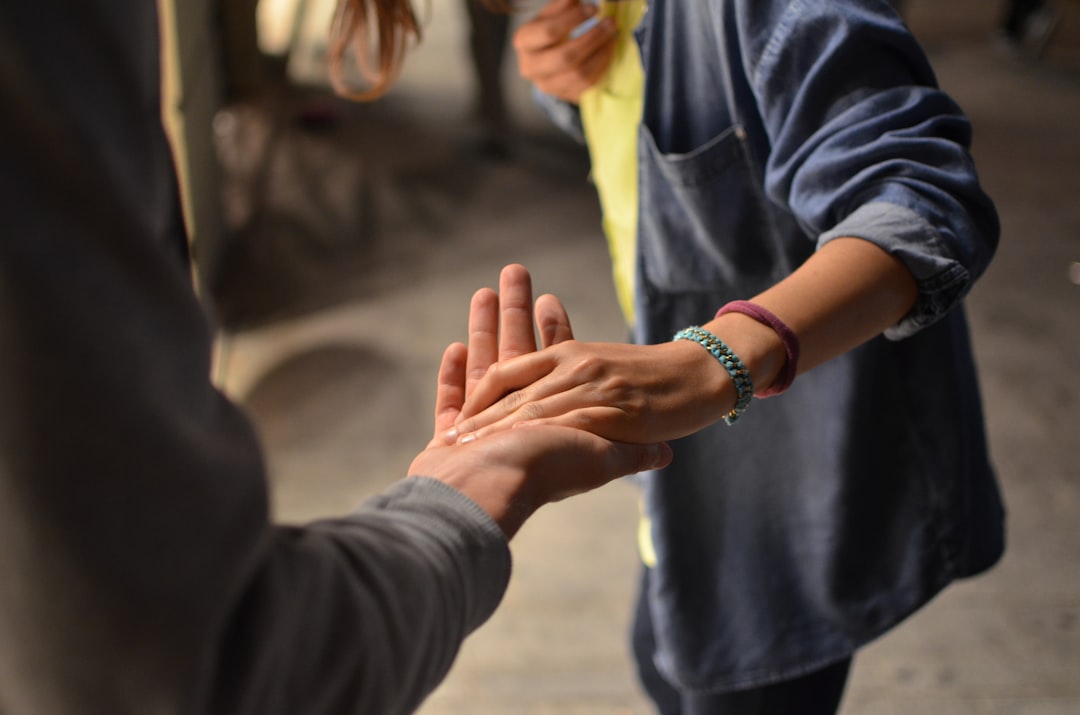 Photo Holding hands