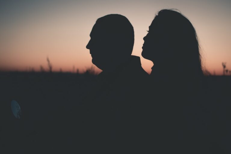 Photo Flirting nonverbal signals